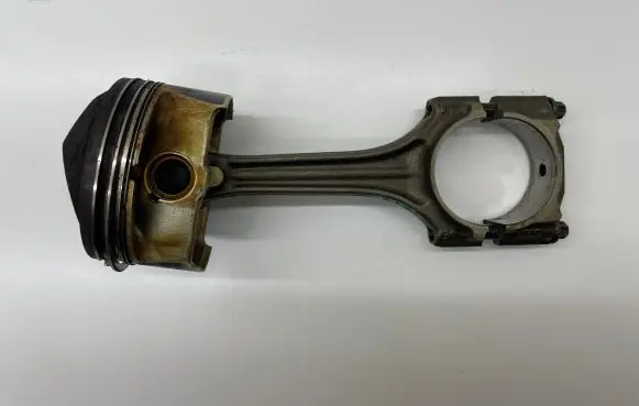 Volkswagen PASSAT B6 Piston 