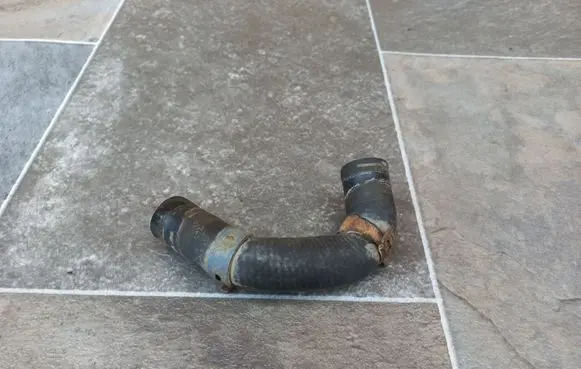 Volkswagen PASSAT B6 Engine coolant pipe/hose
