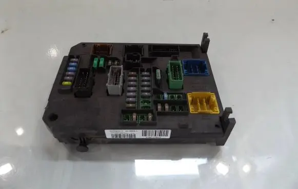 Citroen C4 II Fuse module 9806098680