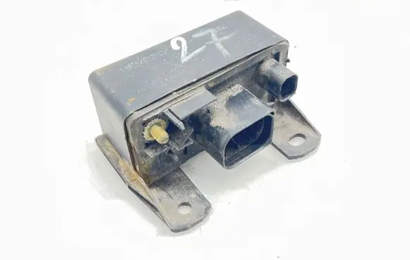 Mercedes-Benz E W211 Glow plug pre-heat relay 0005453516