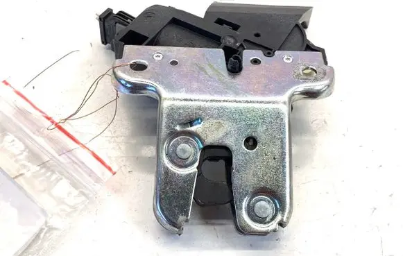 Volkswagen PASSAT B7 Tailgate exterior lock 4F5827505D