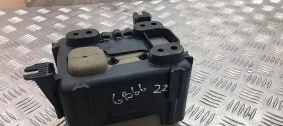 Mercedes-Benz E C207 W207 Central locking vacuum pump A0008000018