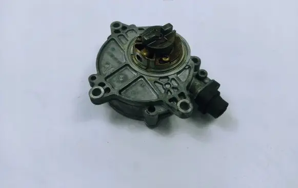 BMW M3 Vacuum pump 7547024