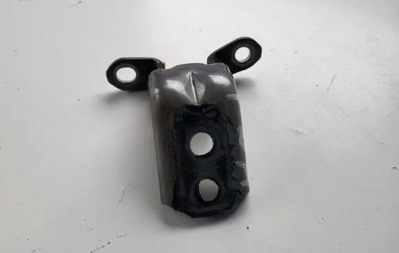 Nissan Qashqai Front door lower hinge 