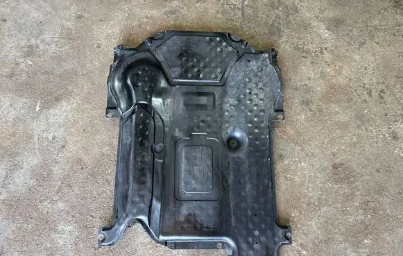 Mercedes-Benz C W204 Engine splash shield/under tray A2045203323