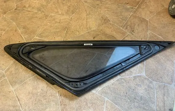 BMW 2 F46 Front door vent window glass four-door 7375182