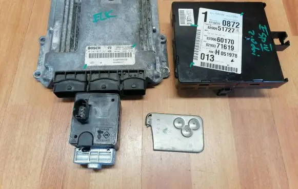 Renault Espace - Grand espace IV Engine control unit/module ECU 0281015321 8200889497 8200560320