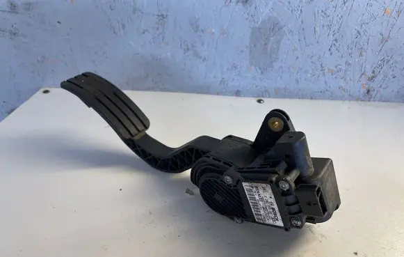 Accelerator throttle pedal
