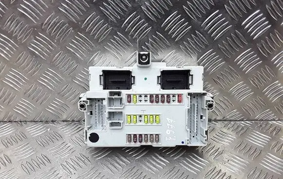 Fiat 500L Fuse module 51965996 Y503441020110