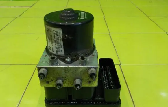 BMW 1 E81 E87 ABS Pump 6777158 NP237