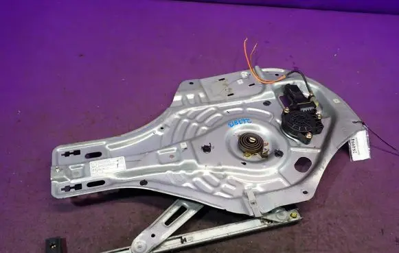 Hyundai Tucson JM Front door window regulator with motor 824702E010