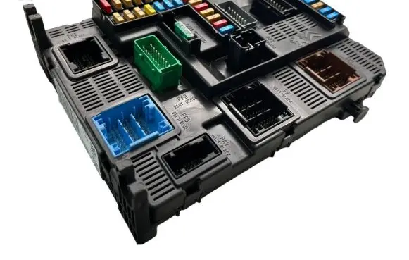 Peugeot 208 Fuse module 9819850080 E1172508 020190713