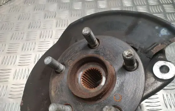 Toyota Prius (XW30) Front wheel hub