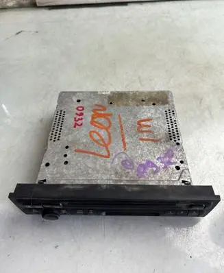 Seat Leon (1M) Radio/CD/DVD/GPS head unit 9876