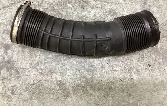 Volvo V70 Air intake hose/pipe 6898050
