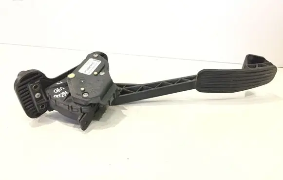 Accelerator throttle pedal