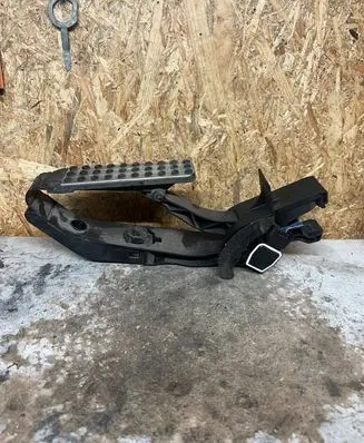 Mercedes-Benz E W211 Accelerator throttle pedal A2113000604