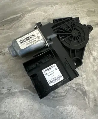 Volkswagen Touran II Front door window regulator motor 5K0959792 05075732 291011