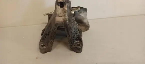 Engine mount vacuum valve