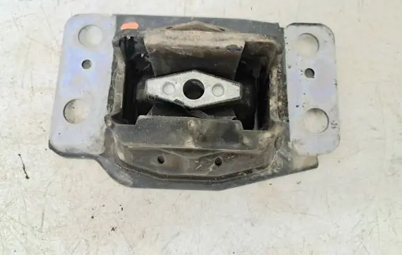 Volvo V70 Engine mount bracket