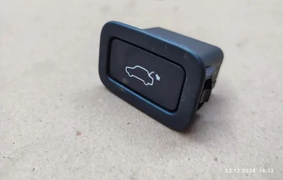 Tailgate opening switch