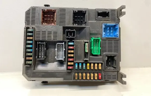 Peugeot 208 Fuse module 9807531680