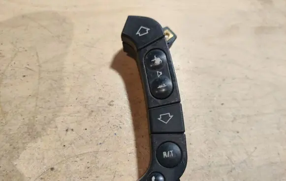 BMW 7 E38 Steering wheel buttons/switches 8363656
