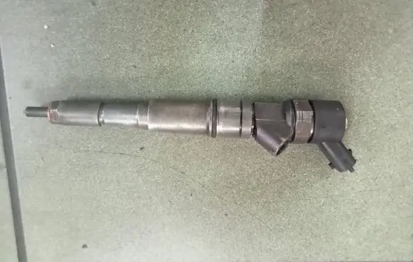 BMW 5 E39 Fuel injector 0445110266 7185