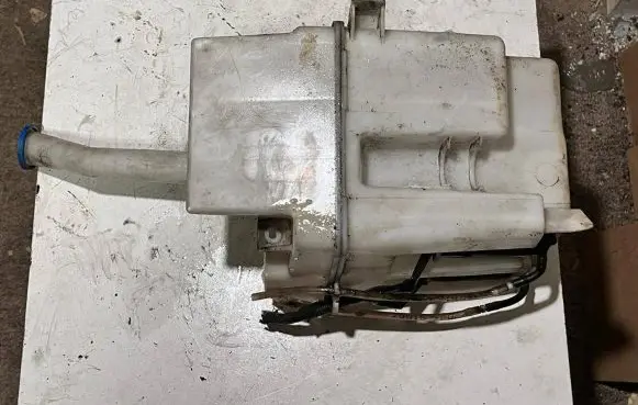 Toyota Avensis T250 Lamp washer fluid tank 