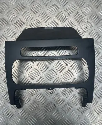 KIA Sorento Radio/GPS head unit trim X847302P005 2P005