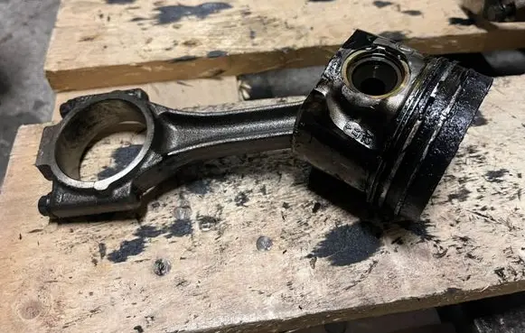 Volkswagen Touran I Piston with connecting rod