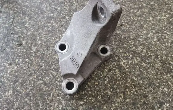 Nissan Leaf I (ZE0) Engine mounting bracket