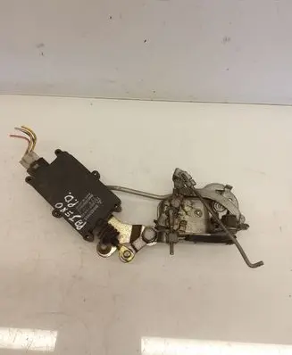 Mitsubishi Pajero Front door lock MB422954