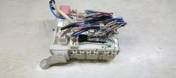 Toyota Auris 150 Fuse module 01568B15 8273002120A