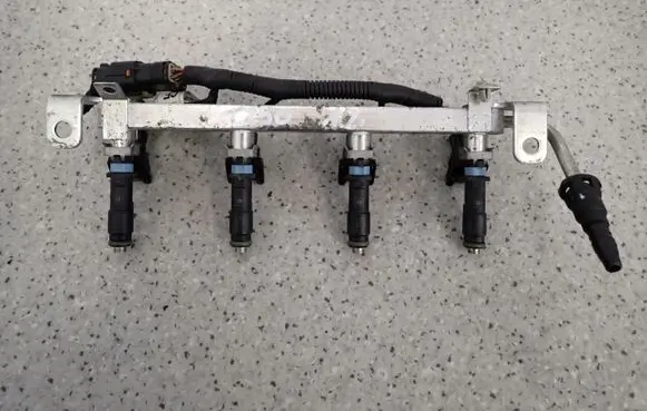 Chevrolet Aveo Fuel injector supply line/pipe 