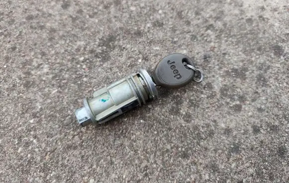Jeep Cherokee III KJ Ignition lock