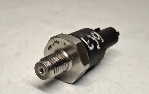 BMW 5 E39 Fuel pressure sensor 0281002405 13537812345 13537788164