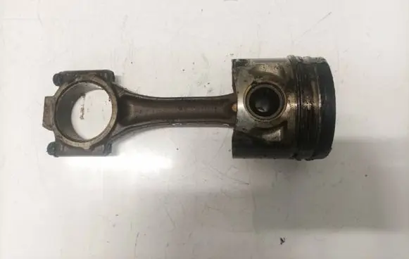 Volkswagen Golf IV Piston with connecting rod