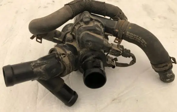 Mercedes-Benz B W246 W242 Thermostat/thermostat housing A2702000615
