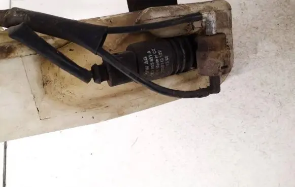 Volkswagen Polo Windscreen/windshield washer pump 1t0955651a