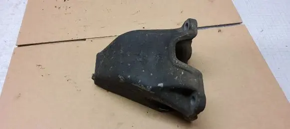 Audi A4 S4 B5 8D Engine mounting bracket 8D039913