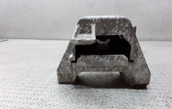 Volkswagen Golf IV Engine mount bracket