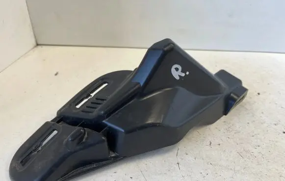 Opel Mokka B Fender mounting bracket 9825559780