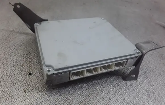 Toyota Avensis T250 Engine control unit/module 8966105C72 MB1758004932