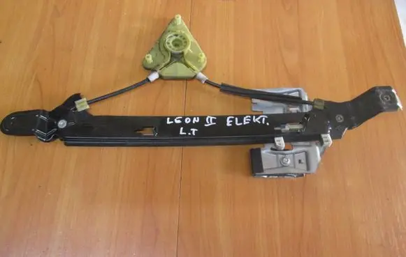 Seat Leon (1P) Front door window regulator with motor