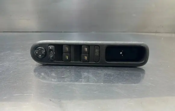 Peugeot 5008 Electric window control switch 96650621ZD F838601 30170357