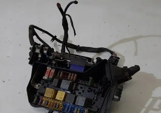 Infiniti Q30 Relay mounting block 