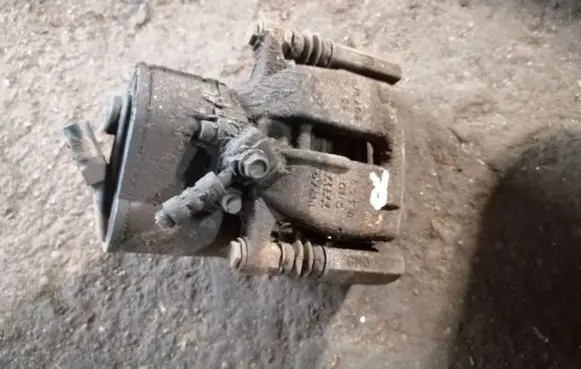 Volkswagen PASSAT B7 Rear brake caliper