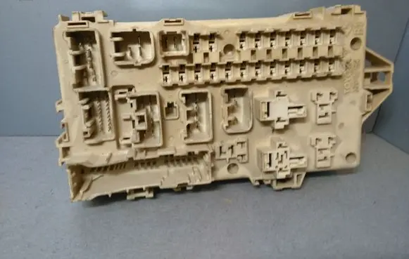 Toyota Corolla Verso E121 Fuse module 892210F030 2400543605