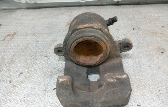 Toyota RAV 4 (XA20) Front brake caliper